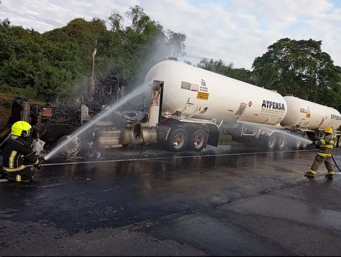 Tractocamión con dos cisternas se incendia en la autopista Veracruz-Córdoba
