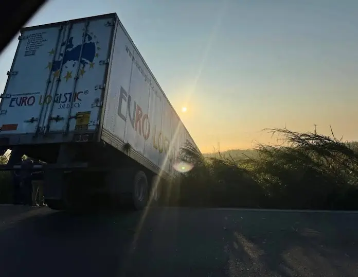 Tráiler cae en pantano sobre la carretera Las Matas, tramo Minatitlán–Coatzacoalcos
