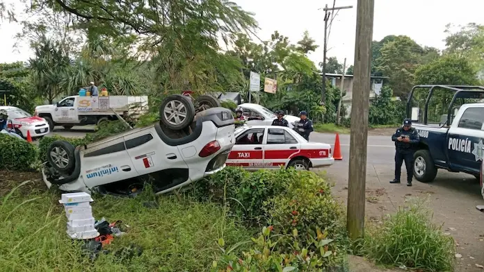 Vuelca taxi tras choque con vehículo de Telmex en la carretera 180, a la altura de Caravaca