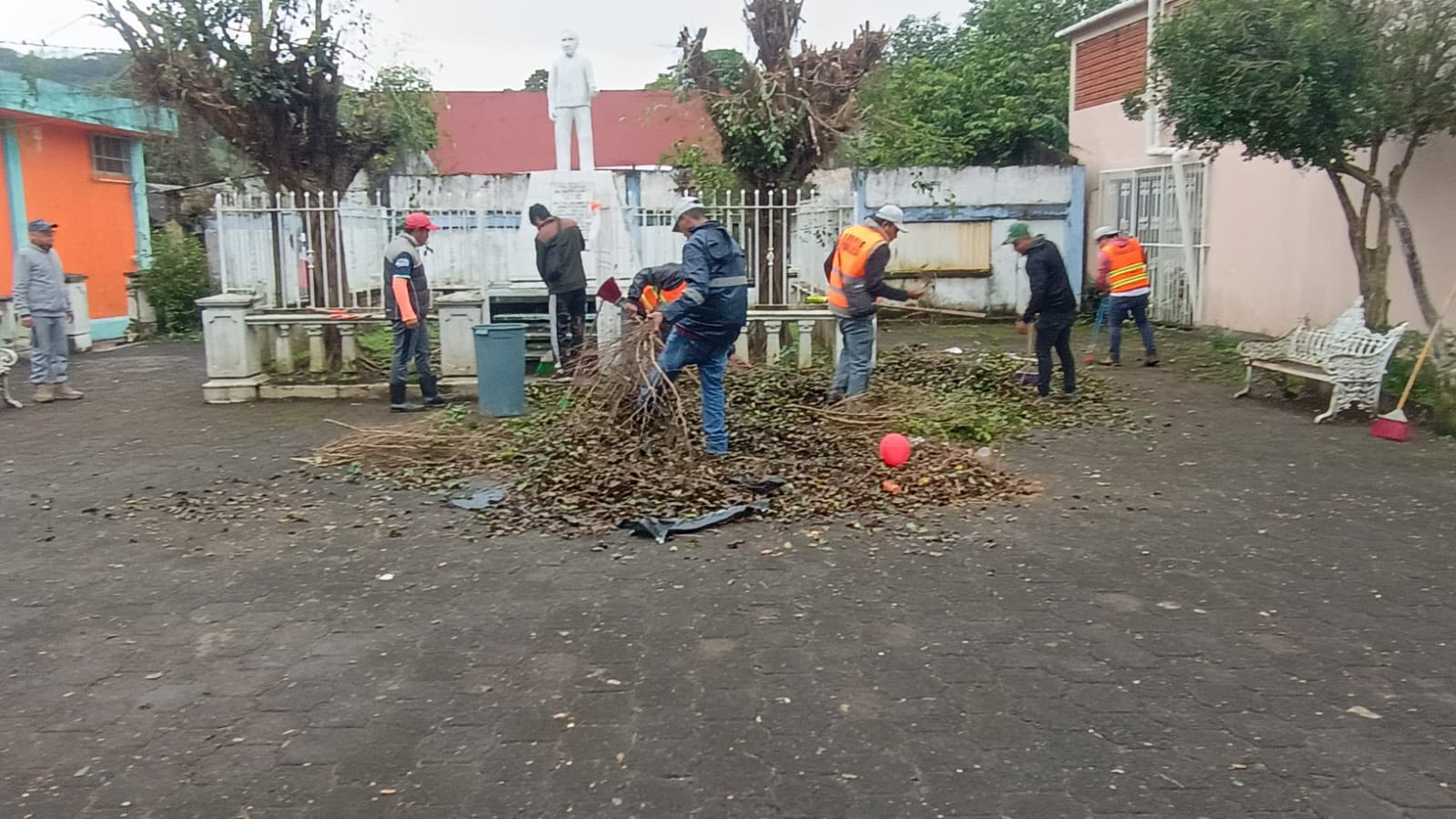 Realizan trabajos de limpieza el parque de la Octava Manzana, en Santiago Tuxtla