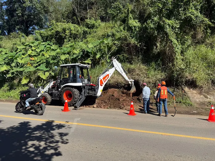 Continúan trabajos de mantenimiento y limpieza en la entrada al municipio de San Andrés Tuxtla