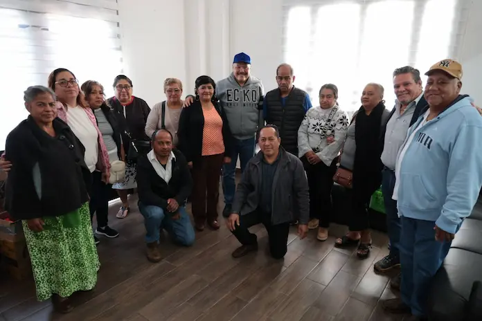Alcalde de Catemaco dialoga con artesanos de la Plazuela del Malecón