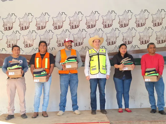 Presidente Municipal fortalece y dignifica a Protección Civil con entrega de uniformes