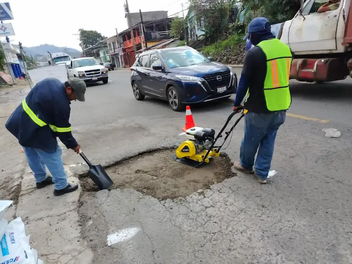 Gobierno de San Andrés Tuxtla se hace cargo de los baches