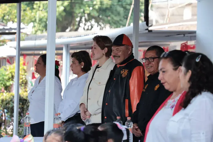 Alcalde de Catemaco presente en los honores a la bandera en jardín de niños ‘Elena Mateos Vega de López’