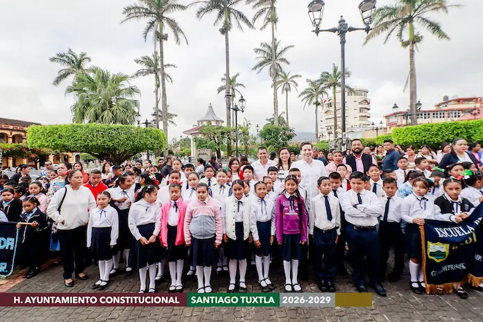 Conmemoran en Santiago Tuxtla el Día de la Bandera; alcalde agradece participación de instituciones educativas de las localidades