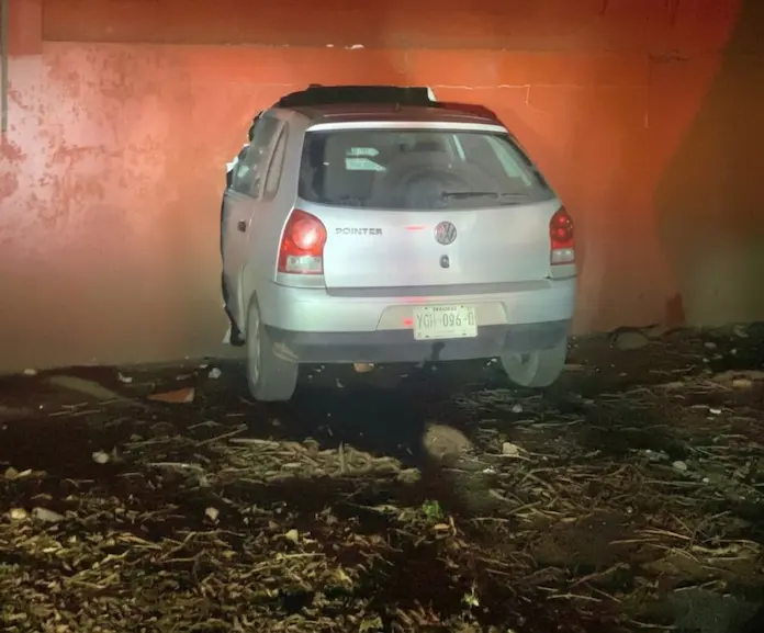 Auto termina impactándose contra barda de secundaria en Lerdo de Tejada