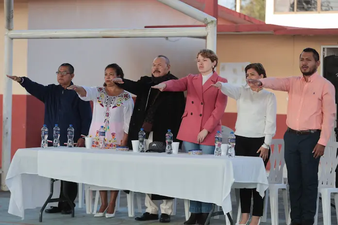 Alcalde de Catemaco encabeza ceremonia cívica de honores a la bandera en la escuela primaria Xicoténcatl