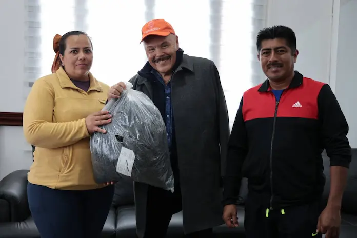 Alcalde de Catemaco fortalece al deporte comunitario con entrega de material deportivo