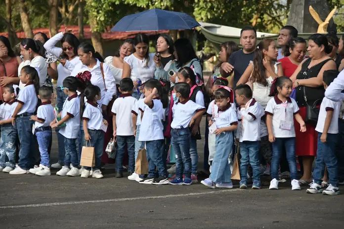 Niñas y niños del CAIC DIF-Tochtli visitan el cuartel militar por el Día del Ejército Mexicano