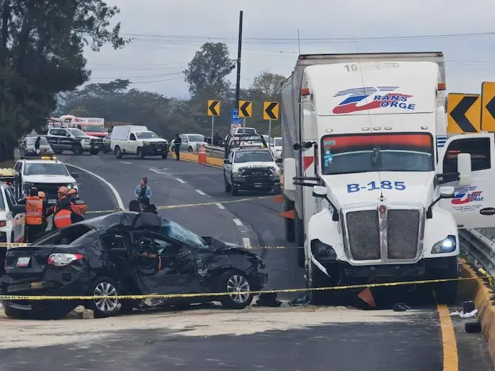 Mujer embarazada pierde la vida en fatal accidente en Miradores; esposo e hijo resultaron heridos
