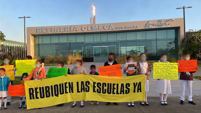 Protestan niños y padres frente a la refinería Dos Bocas para pedir la reubicación de su escuela