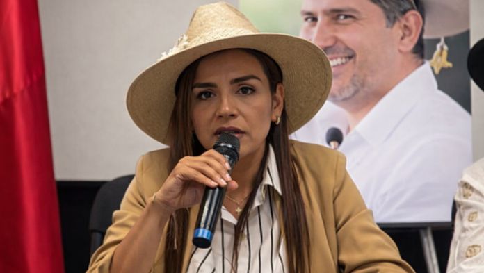 Grecia Quiroz denuncia persecución política; ‘No les bastó callar a Carlos’, acusa