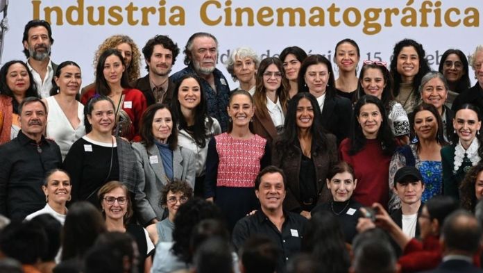 Sheinbaum anuncia incentivos para la industria cinematográfica; reconoce a Salma Hayek