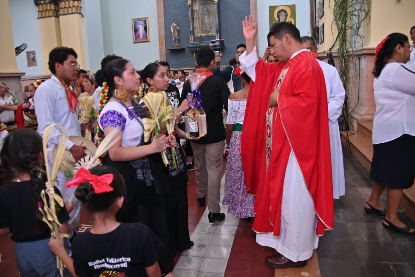 Ballets folclóricos depositan su tradicional ofrenda en Catedral de San Andrés Tuxtla