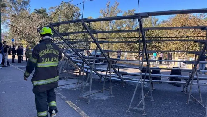 Reportan 18 estudiantes lesionados tras caída de tarima en la Facultad de Derecho