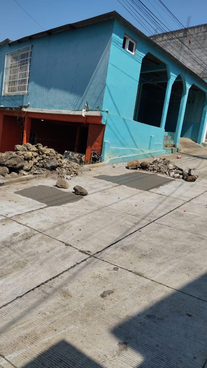 Obras Públicas repara daños en la calle Francisco Villa tras reporte ciudadano
