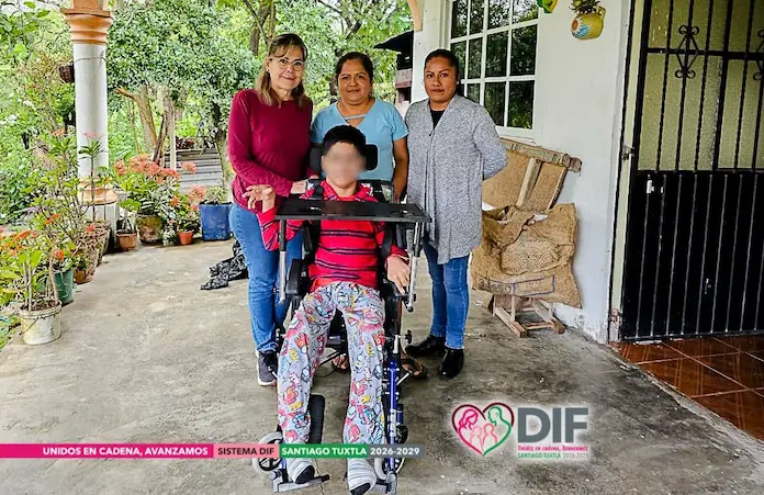 Gobierno de Santiago Tuxtla con humanidad: Alcalde y Presidenta del DIF apoya a joven con nueva silla de ruedas