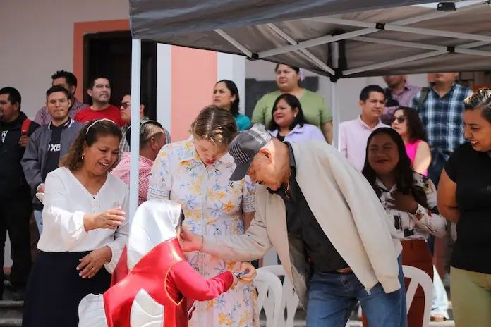 Colorido desfile de primavera en Catemaco