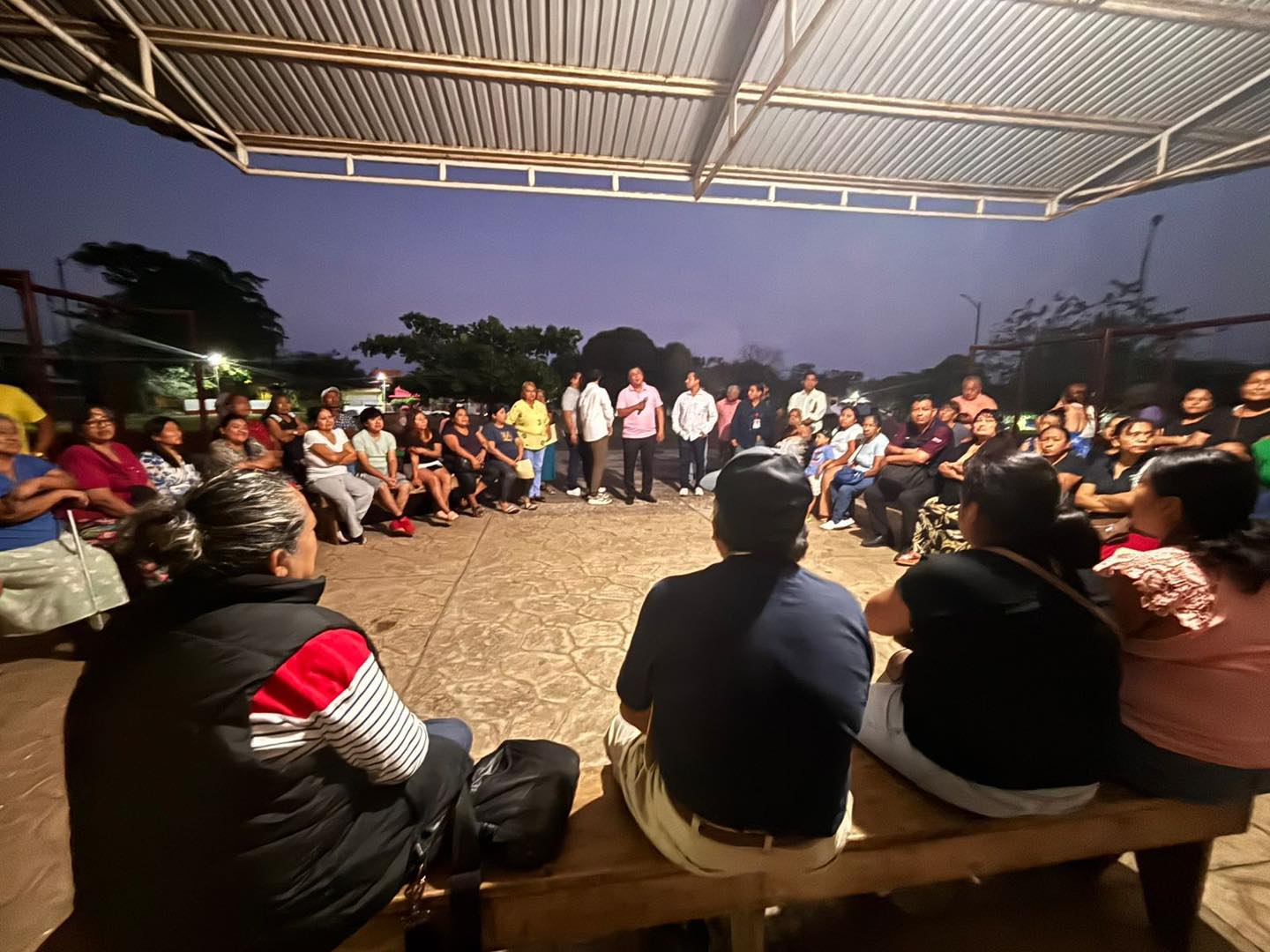 Asamblea vecinal realizada en el campo de la Colonia 20 de Noviembre