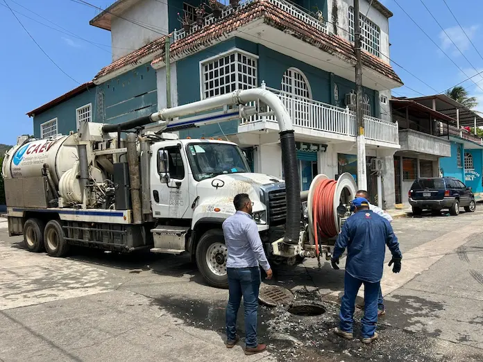 Ayuntamiento y CAEV mejoran red de drenaje en Catemaco
