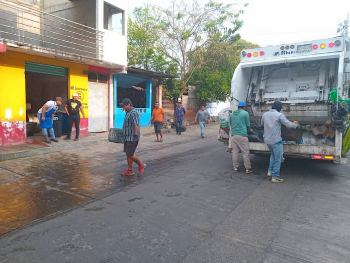 Continúan los trabajos de mantenimiento de los espacios públicos de Catemaco