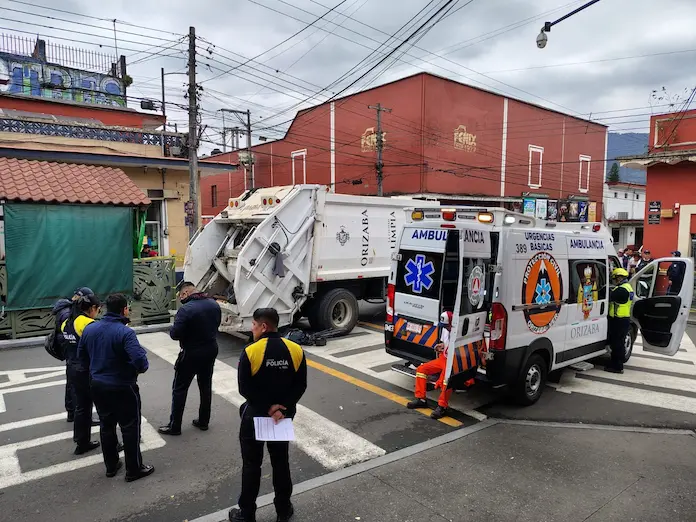 Ciclista pierde la vida tras ser arrollado por camión de limpia publica en Orizaba