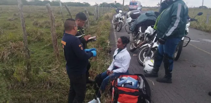 Empleada de Banco Azteca derrapa en camino en Ángel R. Cabada