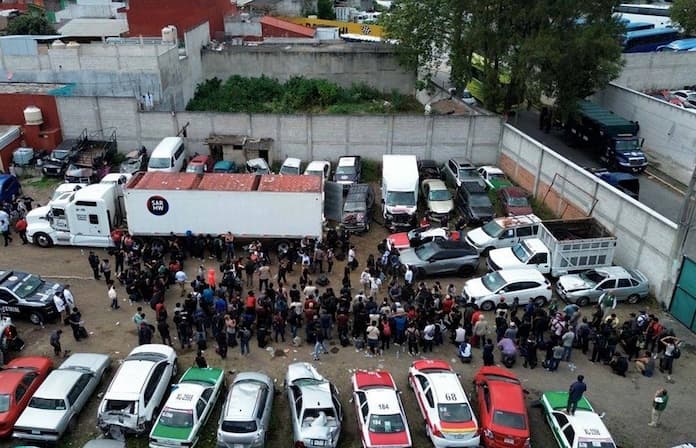 Trasladan a 229 migrantes hallados dentro de tráiler en Xalapa a estación migratoria de Acayucan