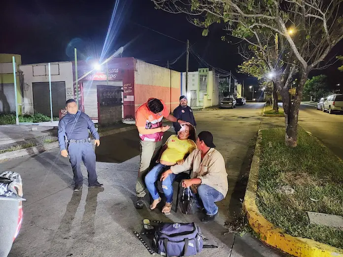 Resulta lesionada tras choque entre motos