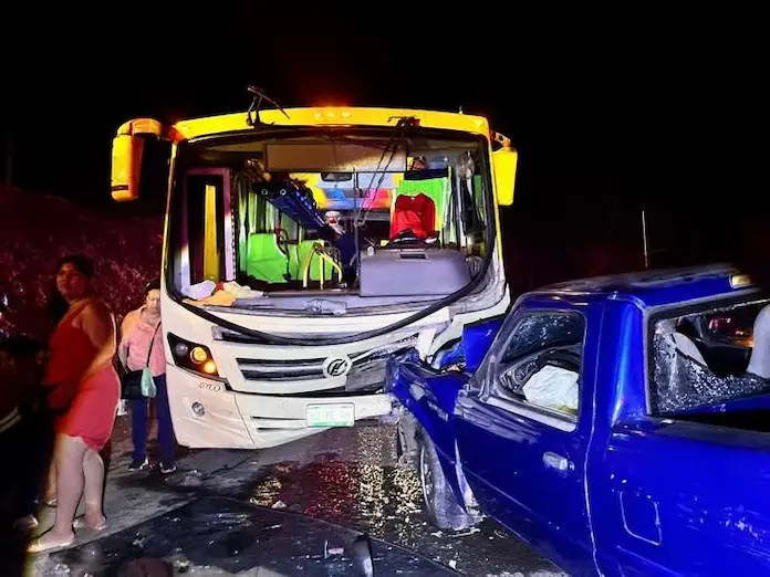Fuerte choque de camioneta y autobús en la carretera San Andrés Tuxtla–Catemaco
