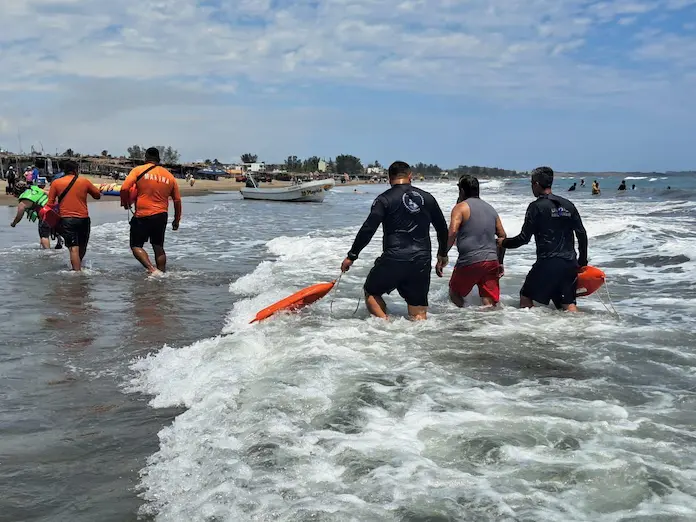 Rescatan a dos turistas de ahogarse en playa Chachalacas, en Veracruz