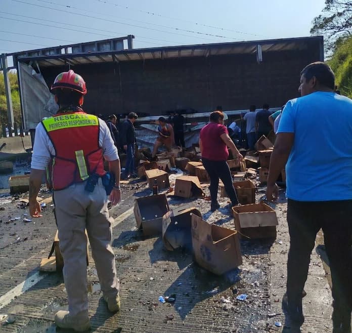 Tráiler de cerveza vuelca en Amatlán y saquean carga en la autopista