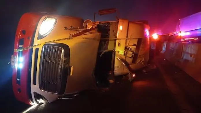 Tráiler vuelca en libramiento Perote–Banderilla y desata rapiña