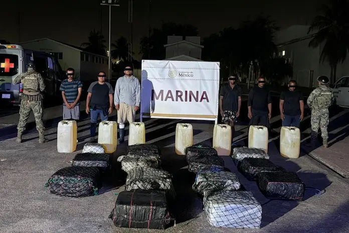 Aseguran 650 kilogramos de cocaína frente a costas de Michoacán; hay seis detenidos