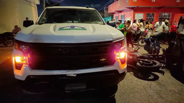 Camioneta de CFE impacta a motociclista y deja a menor herido