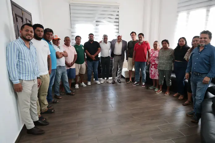 Alcalde Manuel Eduardo Toscano se reúne con lancheros de Catemaco para avanzar en empadronamiento y permisos