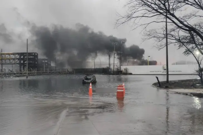 FGR investiga incendio en refinería Dos Bocas: confirman 5 muertos