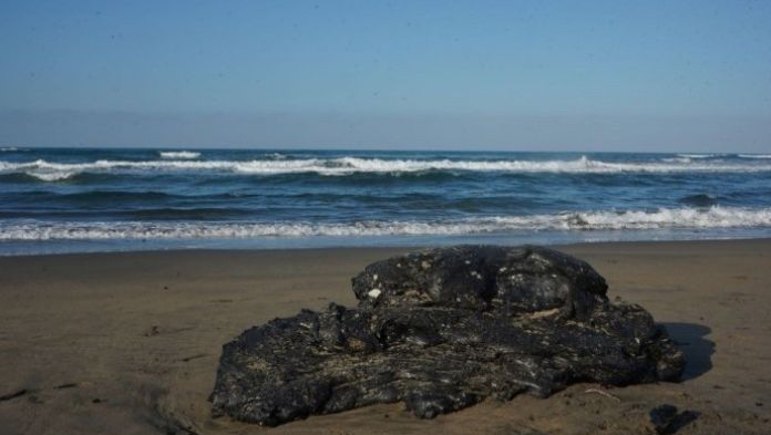 Pemex se deslinda de derrame en Veracruz; advierte sanciones a empresa responsable, más no dice que empresa fue.