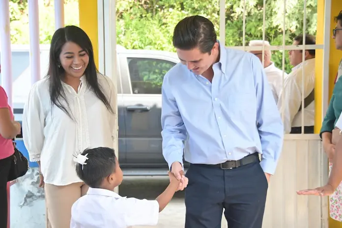 Infantes de Jardín de Niños de Villa Comoapan participan en acto cívico junto al alcalde Rafa Fararoni