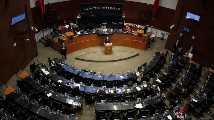 Senado aprueba nueva ley que permite usar parte de las Afores para financiar proyectos del Gobierno