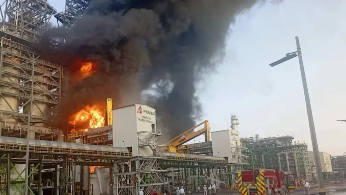 “No hay motivo de alarma”, dice Pemex tras segundo incendio en menos de un mes en Dos Bocas