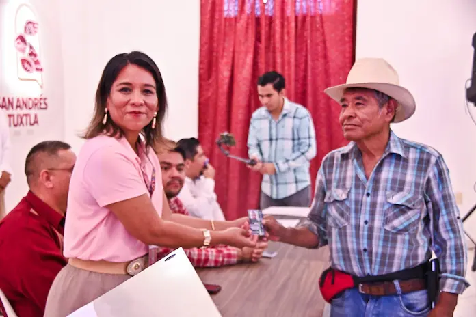 Entrega Gobierno Municipal credenciales de empadronamiento a comerciantes del parque Lerdo de Tejada