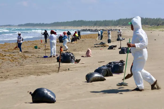 Crisis socioambiental en el Golfo de México: derrame petrolero afecta 933 km de costa de Tabasco hasta Tamaulipas y comunidades enfrentan impactos