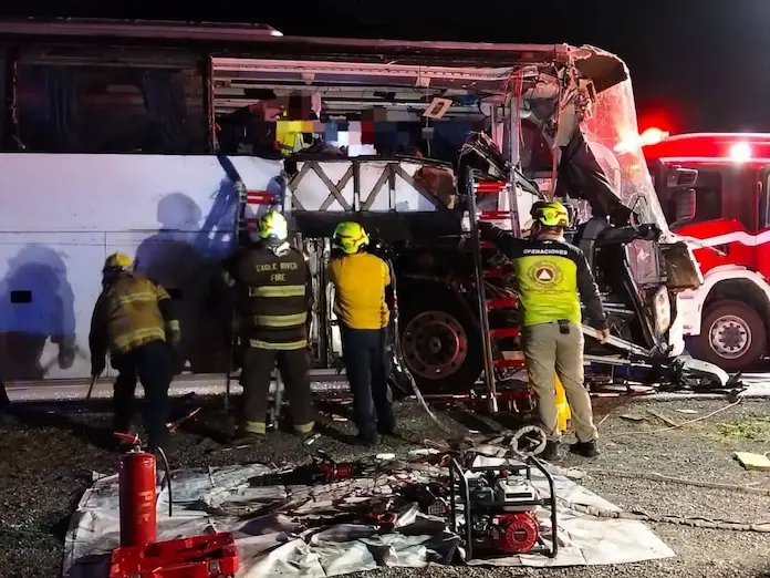 Autobús de Coatzacoalcos se impacta en Tamaulipas; deja dos muertos y varios heridos