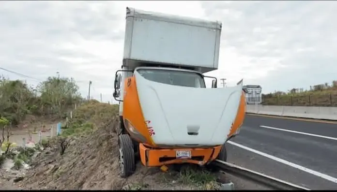 Chofer de tráiler se impacta en autopista tras dormirse