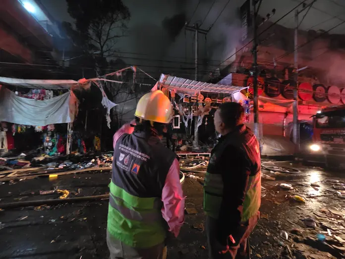 Lo que el fuego arrasó: siguen labores de enfriamiento en inmediaciones del mercado de Sonora