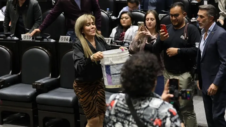 Diputados de Morena y MC se dan «hasta con la cubeta» por el derrame de petróleo en el Golfo de México