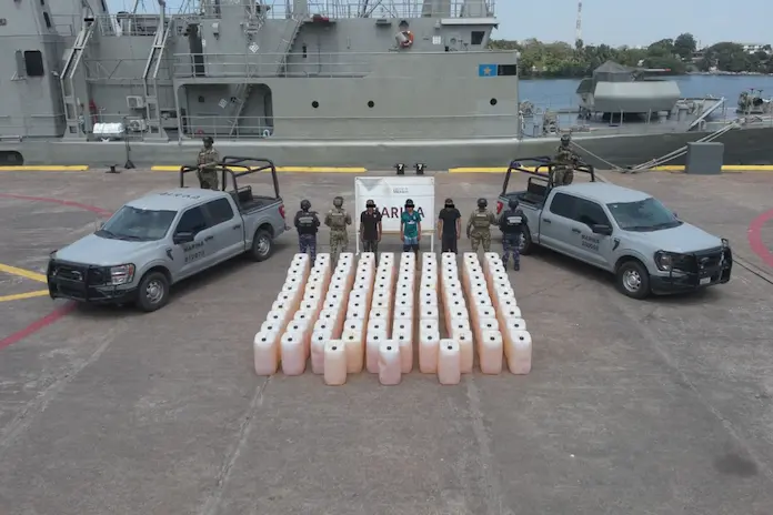Aseguran embarcación con 103 bidones de combustible en costas de Michoacán; hay tres detenidos