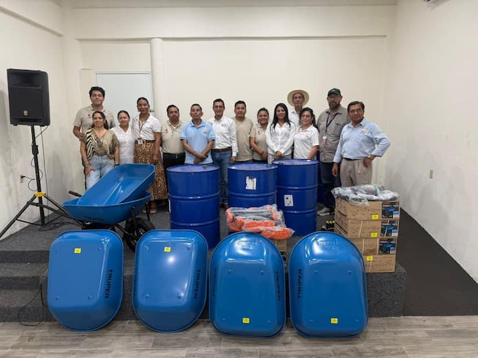 CONANP entrega equipo para limpieza de playas en San Andrés Tuxtla